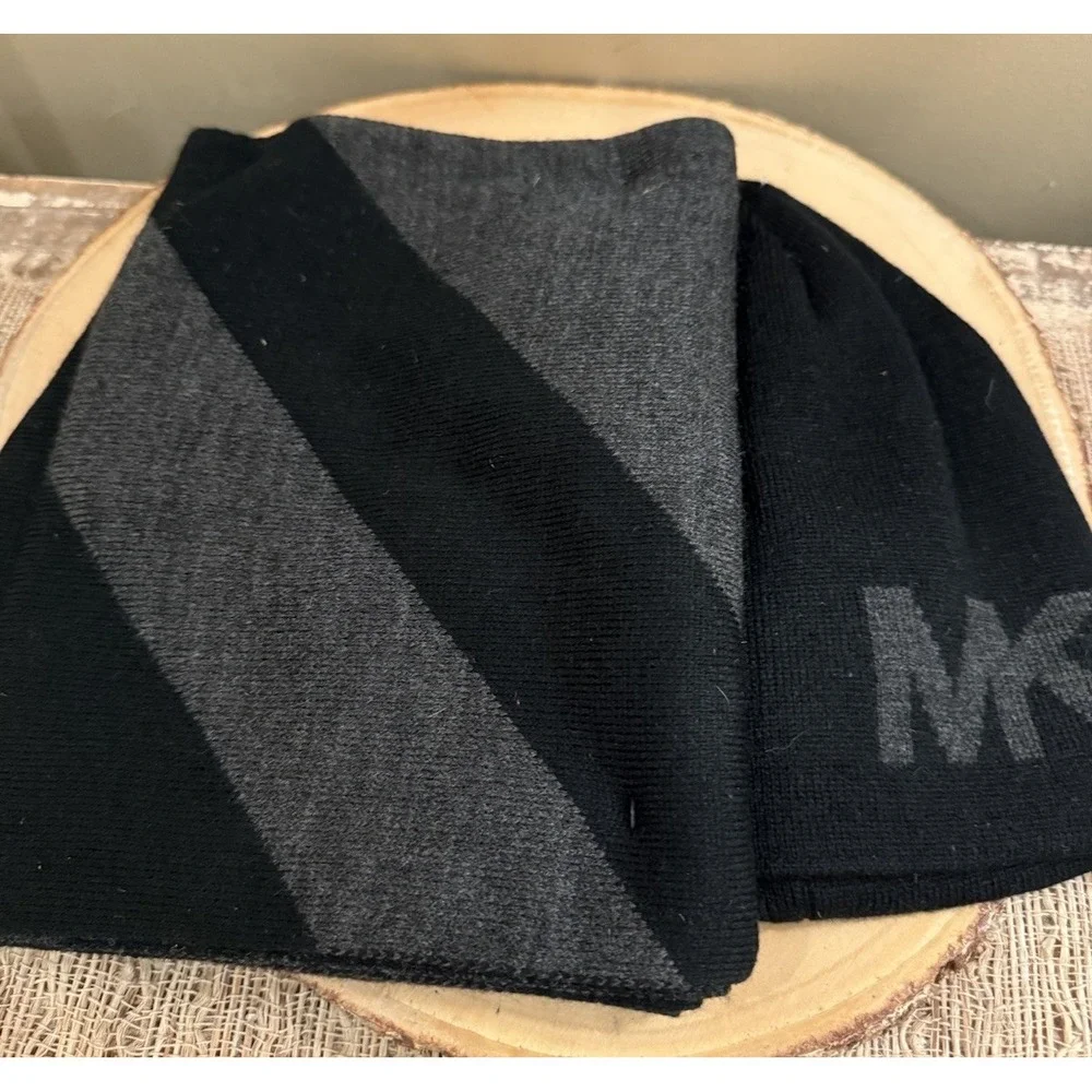Michael Kors Men's Black & Grey Logo‎ Beanie & Stripe Scarf Set 99$ J3